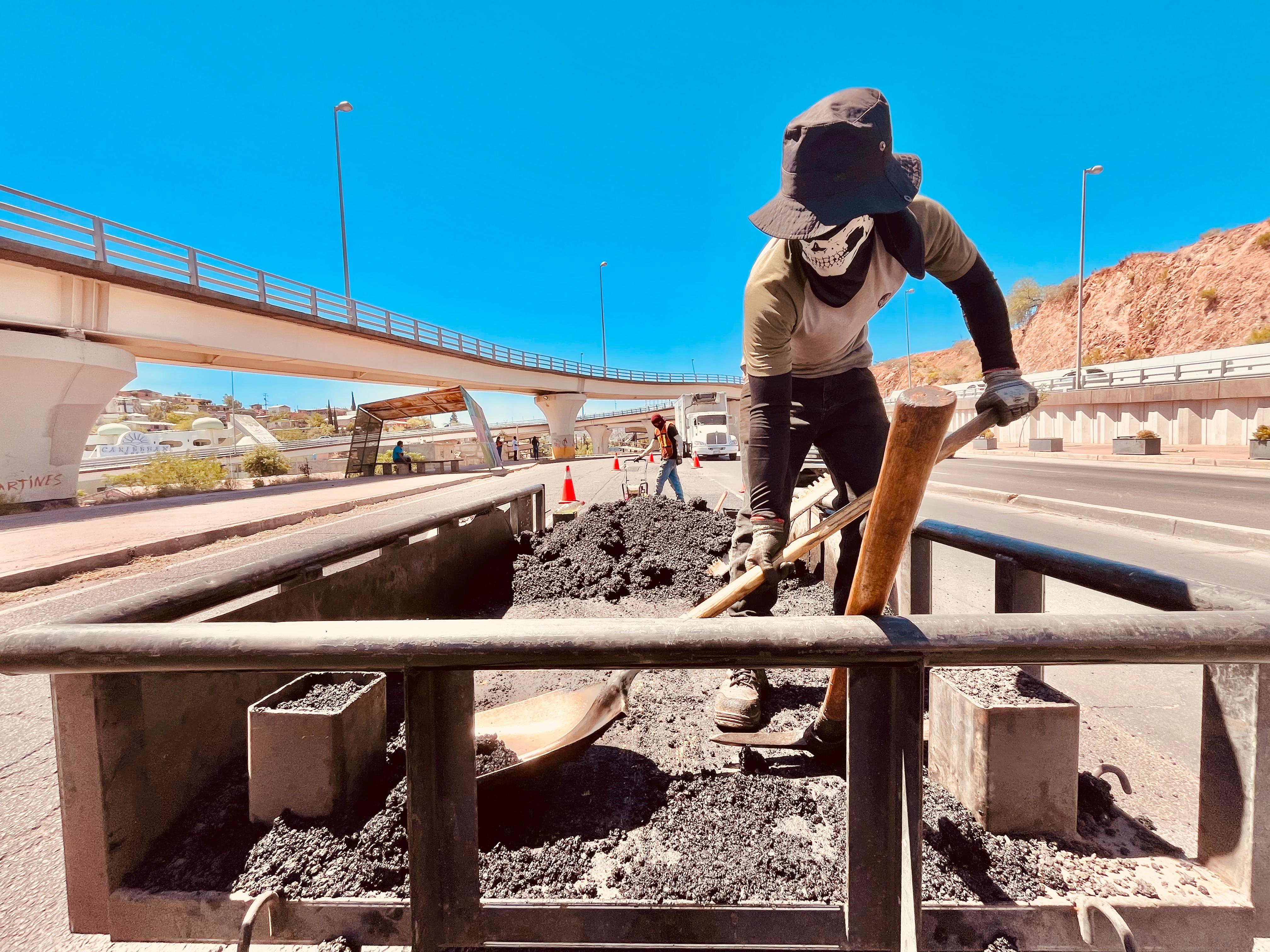 INTENSIFICAN CAMPAÑA DE BACHEO EN VARIAS COLONIAS