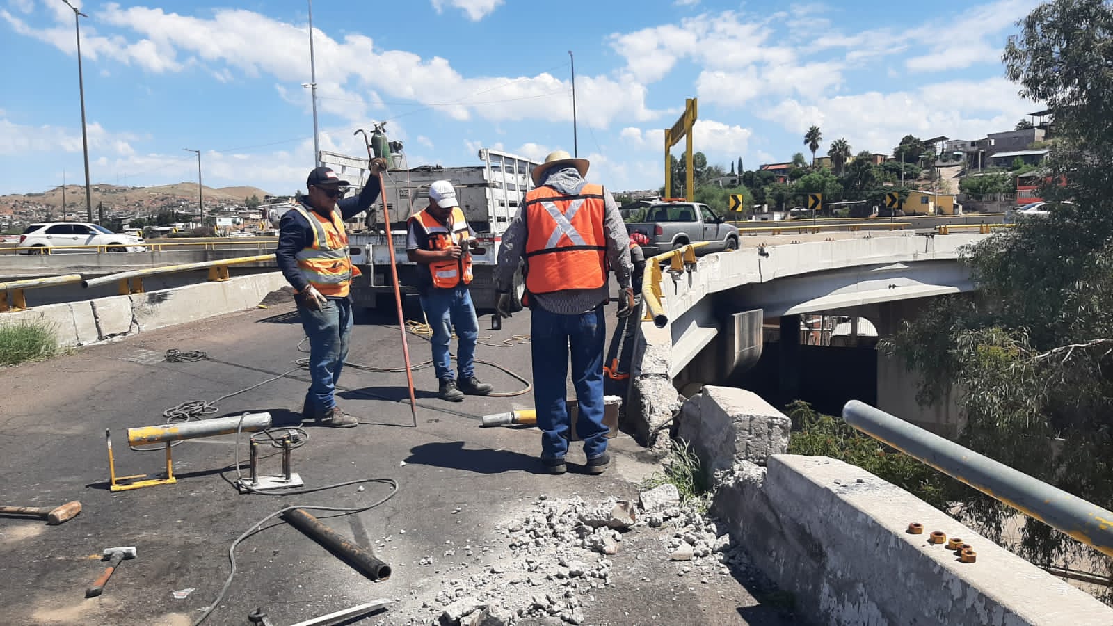 REPARAN TROZO DE PARAPETO EN DISTRIBUIDOR VIAL “EL GRECO”
