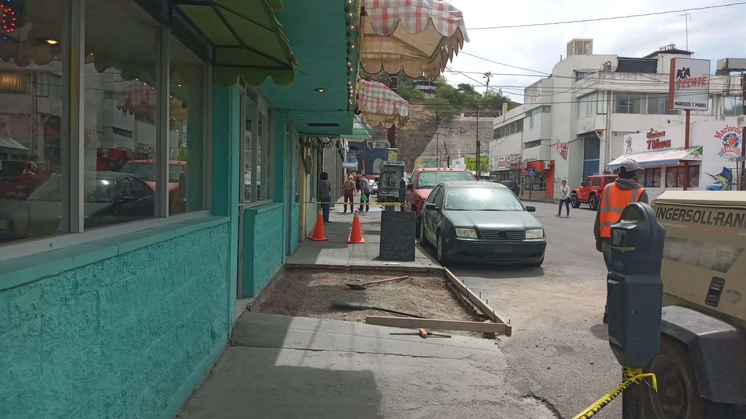 NIVELAN BANQUETA EN LA CALLE GONZÁLEZ Y BACHEAN EN FRACCIONAMIENTO LA MESA