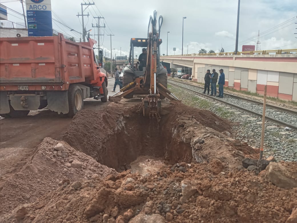 REPARAN FUGA DE AGUA EN AVENIDA RUIZ CORTINES