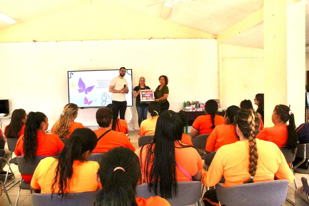 LLEVAN CONVERSATORIO DE AUTOESTIMA A INTERNAS DEL CERESO FEMENIL NOGALES