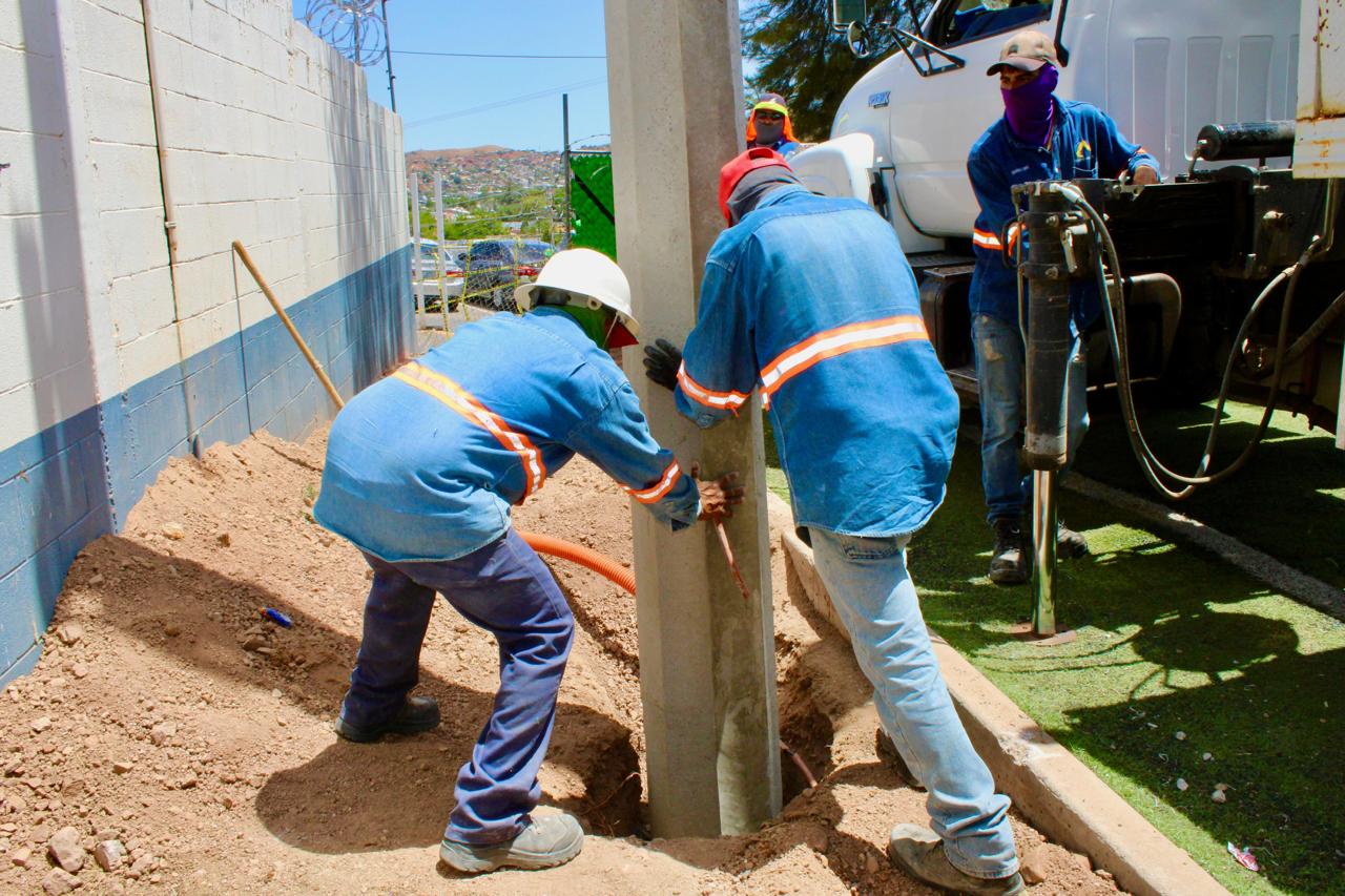 Rehabilitan alumbrado en área deportiva