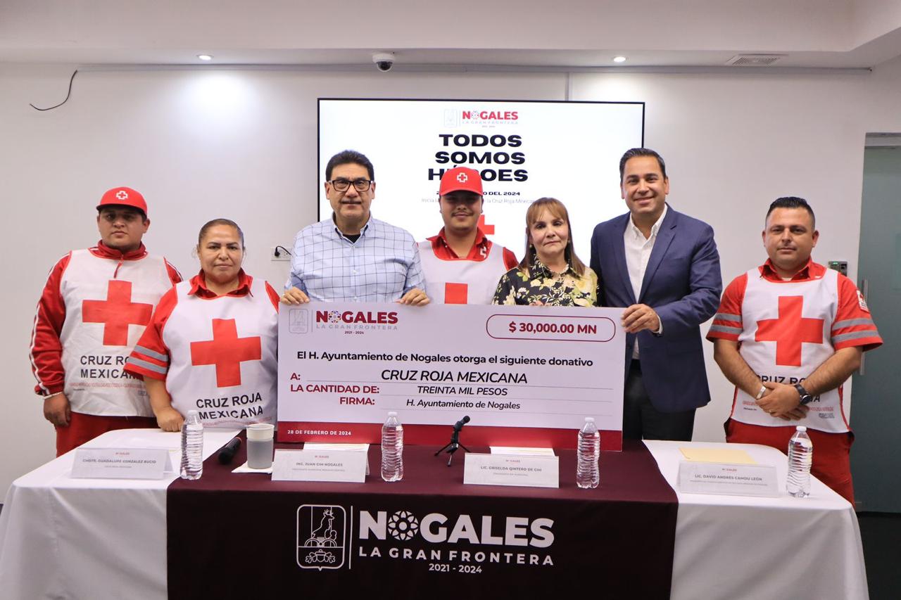 ENTREGAN ALCALDE Y PRIMERA DAMA DONATIVO A CRUZ ROJA